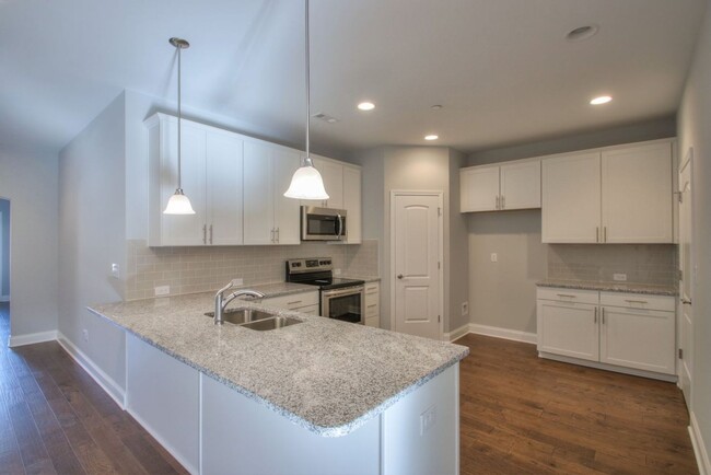 Building Photo - Well appointed Townhome