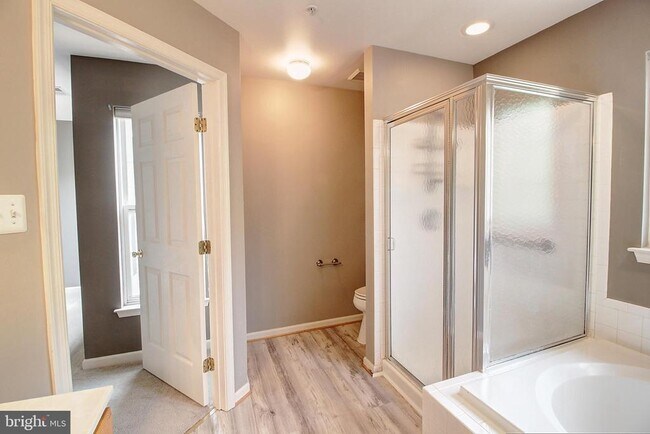 Building Photo - 6135 Newport Terrace