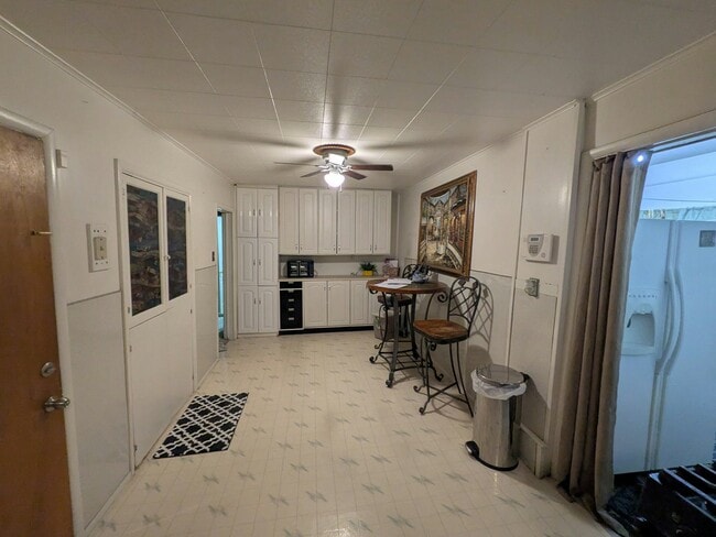 Building Photo - 82 200 N