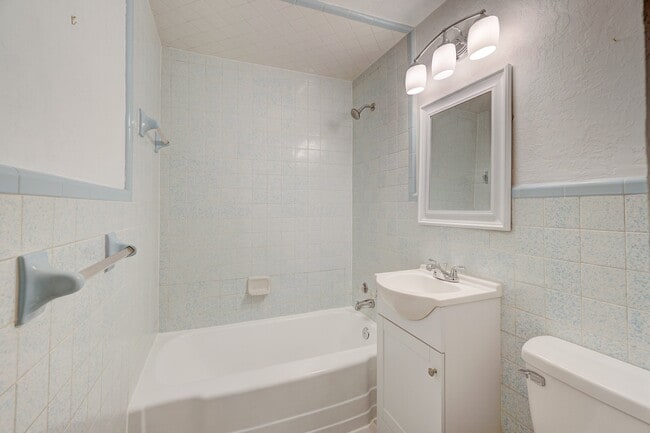 Building Photo - 712 Dakota St