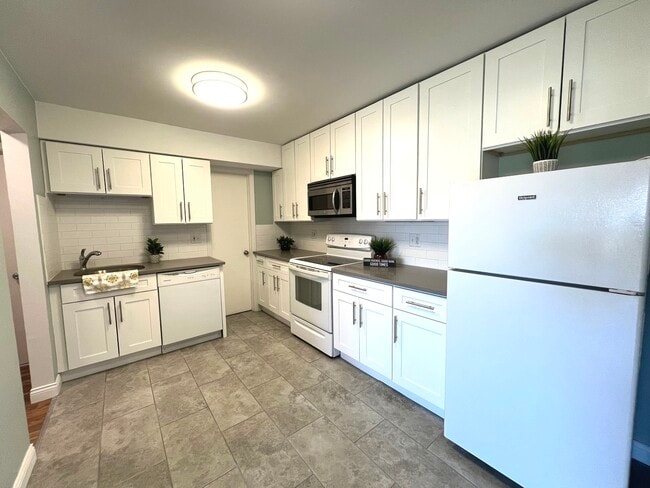 Building Photo - 2218 S Goebbert Rd