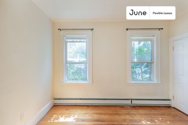 Building Photo - Queen bedroom in 3 bed/1 bath Home