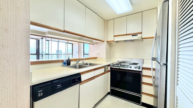 Building Photo - HIGHLY DESIRABLE 2 BED/2 BATH SPECTACULAR ...