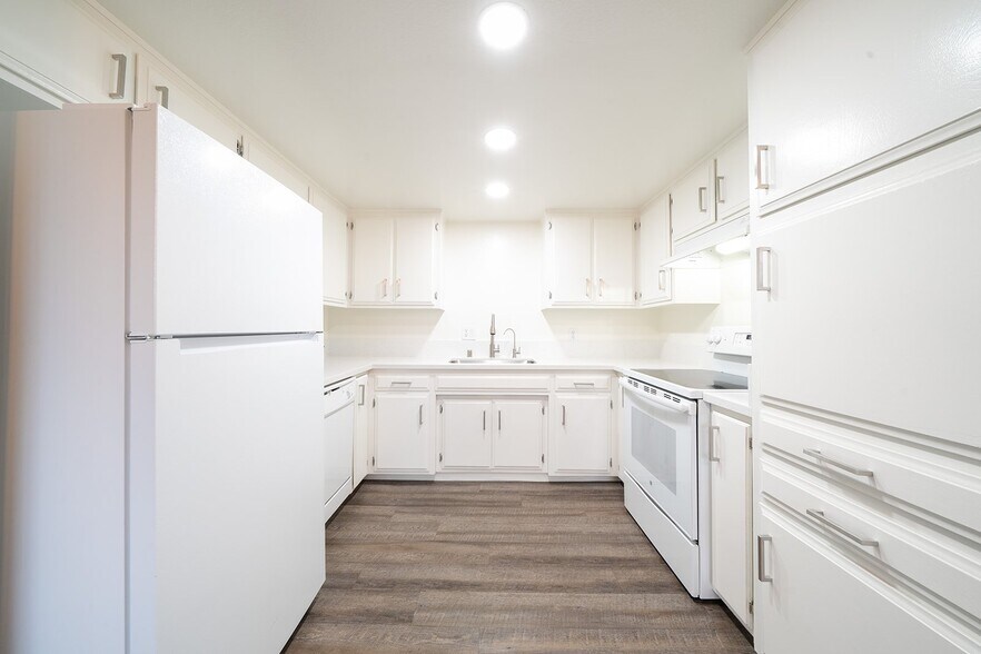 Building Photo - 1145 Meadow Lake Dr