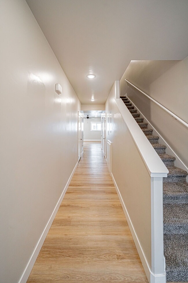 Building Photo - END UNIT TOWNHOME!!