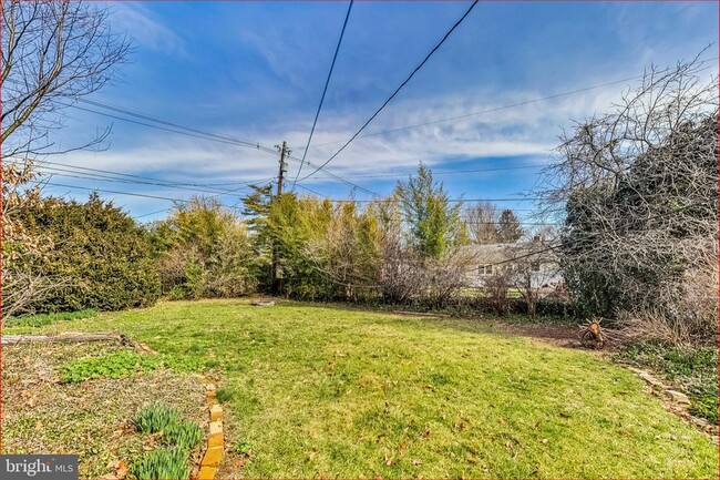 Building Photo - 1208 Pinewood Dr