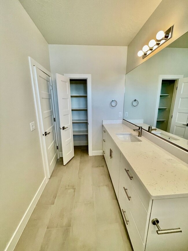 Building Photo - 632 Elmbrook