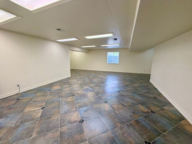 Building Photo - 625 Red Tail Dr