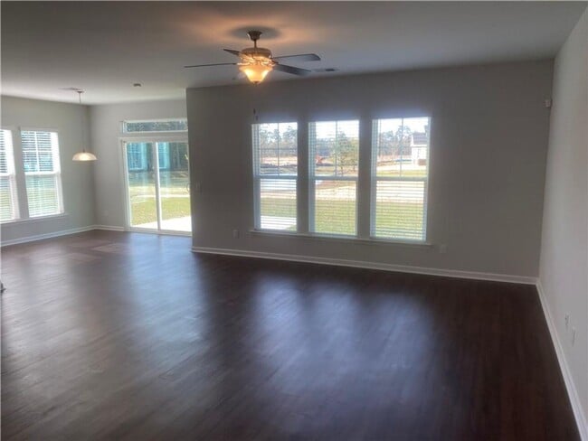 Building Photo - 4 bed 2.5 bath Available in Feburary