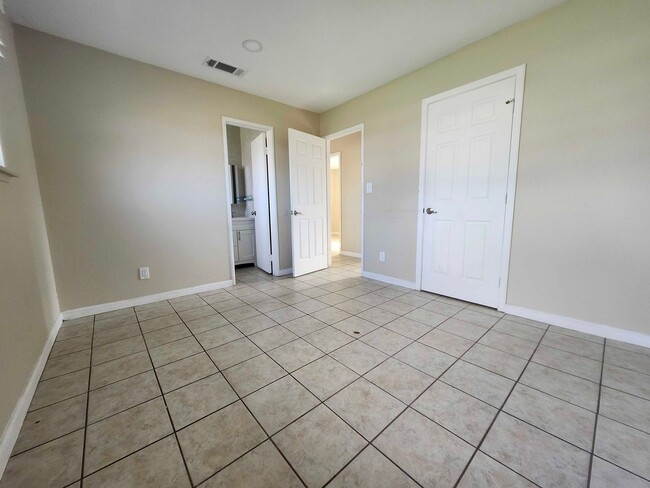 Building Photo - Charming 3-Bedroom Home in SW Visalia!