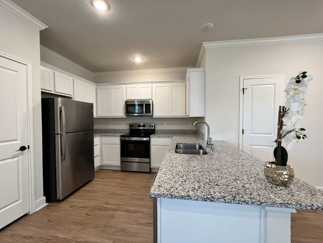Building Photo - 10218 Lynwood Vlg