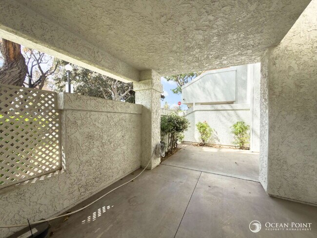 Building Photo - Spacious 2 Bedroom Condo in Camarillo!