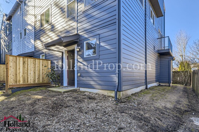 Building Photo - Tri-level townhome in Beaverton, Minutes f...