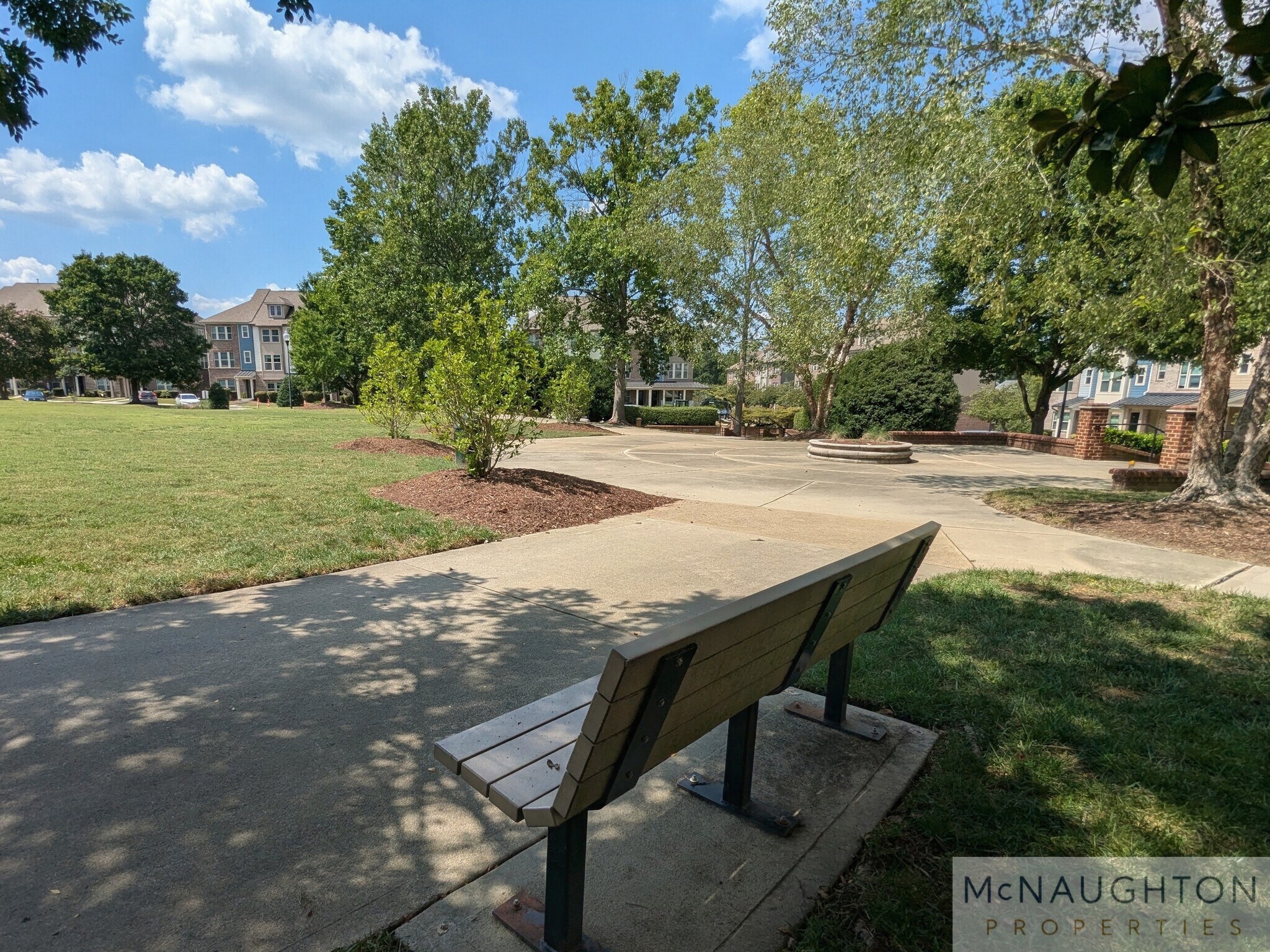 Building Photo - 513 Village Loop Dr