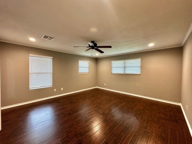 Building Photo - Lawn Care & WiFi Included