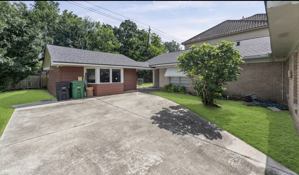 Building Photo - 3314 Blue Bonnet Blvd