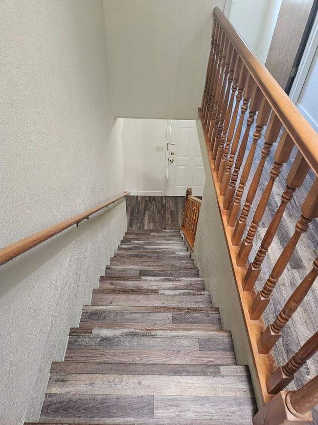 Building Photo - Greenley Oaks Townhome