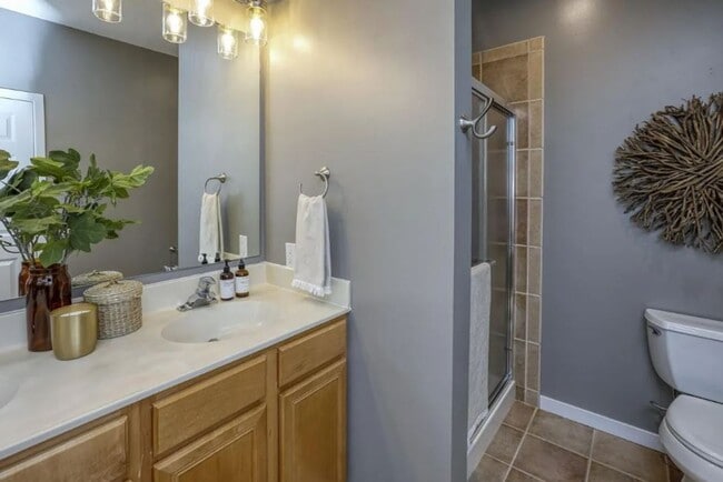 Building Photo - Rare NE Minneapolis Townhome with 2 Stall Garage + Soaking Tub