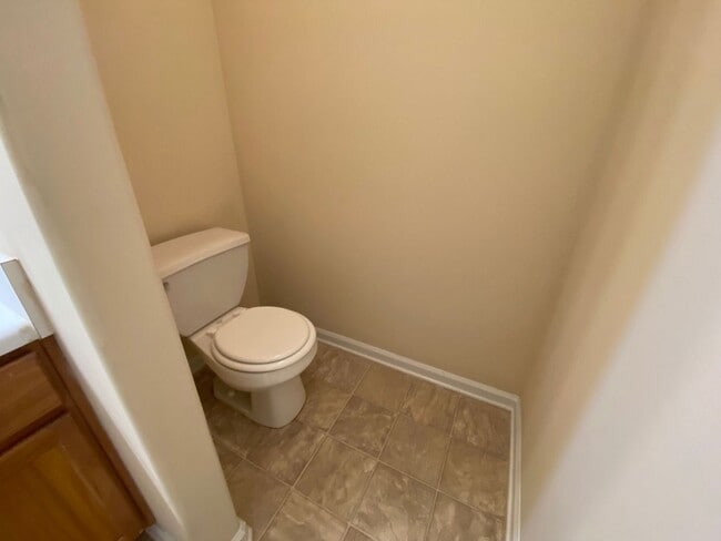 Building Photo - AVAILABLE FOR IMMEDIATE MOVE IN! ROOMMATE MATCHING ONLY