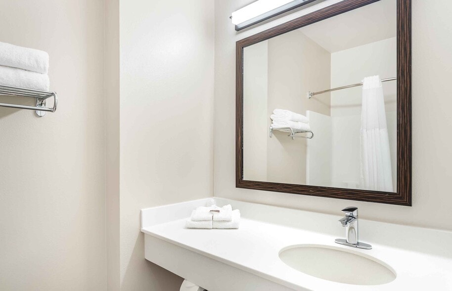 Building Photo - Furnished Studio-Long Island - Melville
