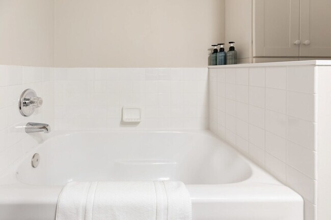 Building Photo - 901 Center St NE