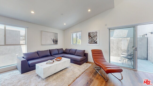 Building Photo - 547 N W Knoll Dr