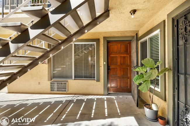 Building Photo - Golden Hill Gem: 2BR/1BA with Fireplace & ...