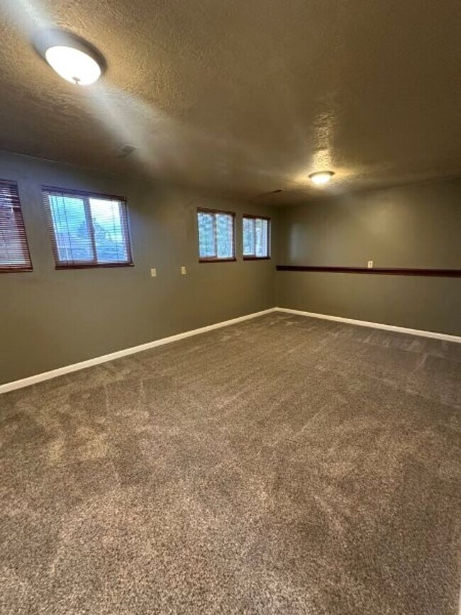 Building Photo - Fall Special – 3 Weeks FREE Rent on 4 Bed,...