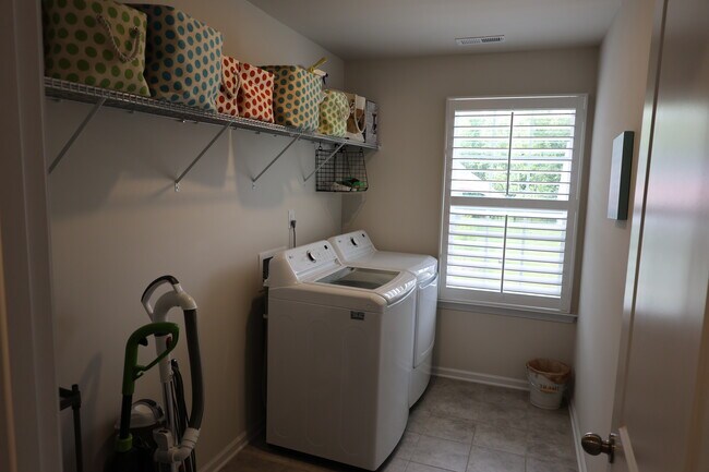 Building Photo - 136 Dogwood Grv Pl