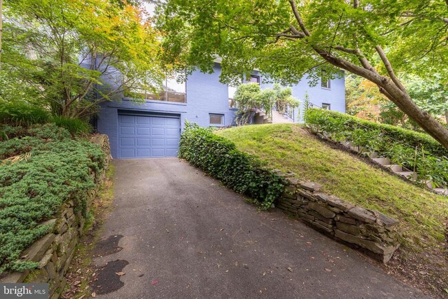 Building Photo - 3122 Brooklawn Terrace