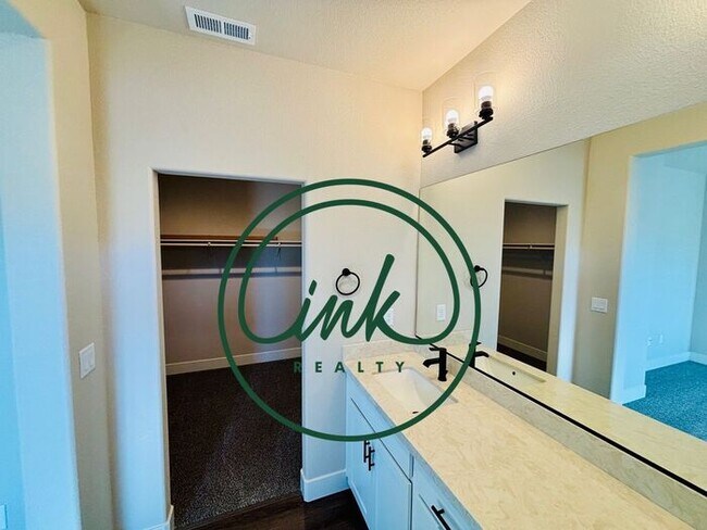Building Photo - Beautiful NEWLY built Townhouse