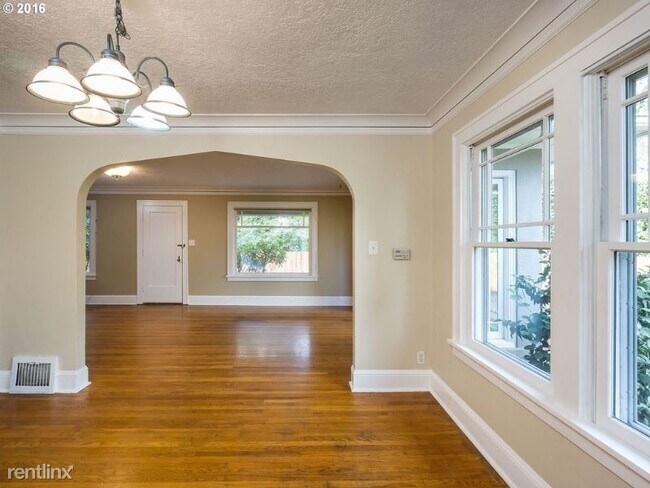 Building Photo - 3 br, 2 bath House - 7130 SW Canyon Drive