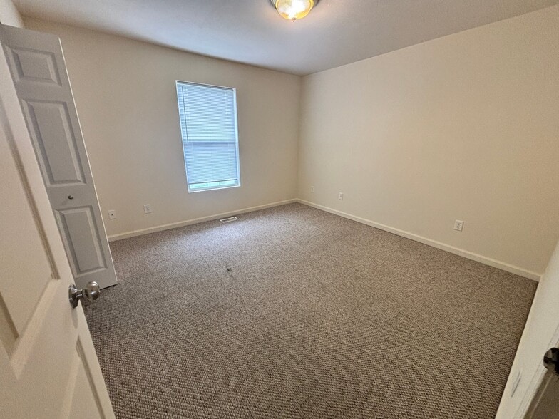 Building Photo - 1329 Fraternity Village Dr