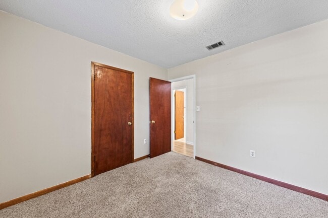 Building Photo - 3 Bedroom in Desirable Location!