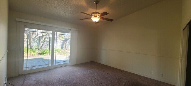 Building Photo - 3 Bedroom 2 Bathroom Home in Elk Grove