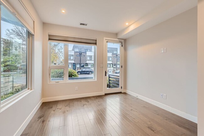 Building Photo - GORGEOUS TOWNHOUSE IN RiNo