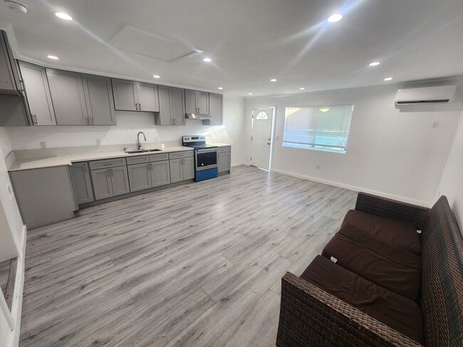 Building Photo - 5107 Mammoth Ave