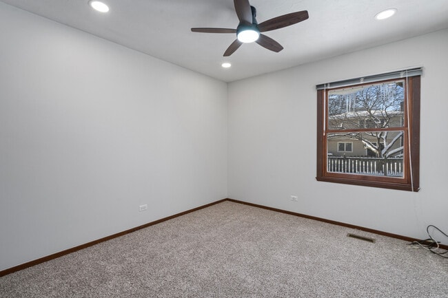 Building Photo - 120 S Staffire Dr