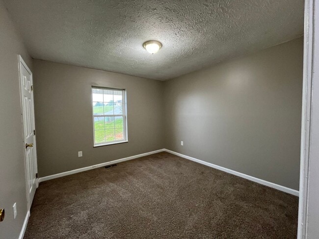 Building Photo - 3 bedroom, 2 bathroom house located in New...