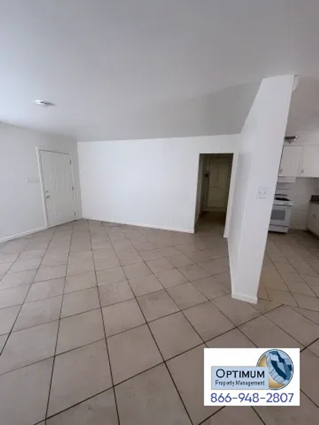 Building Photo - 3-Bedroom 1-Bathroom Home with Fireplace, Front Yard & Private Back Patio in Victorville