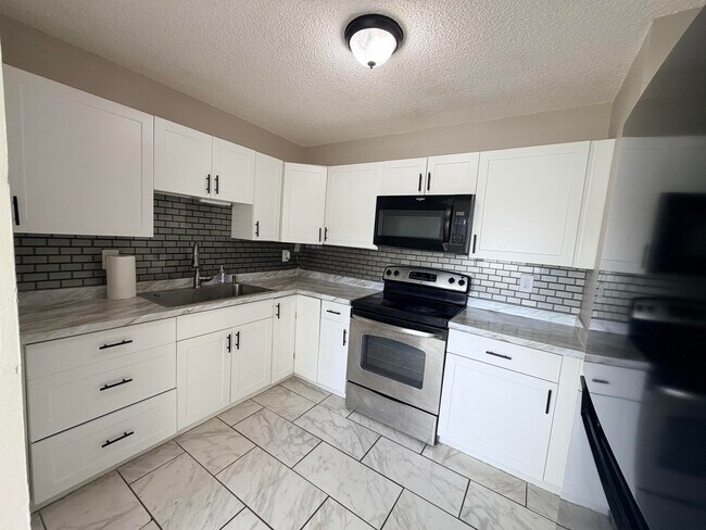 Building Photo - 3594 Almar Rd