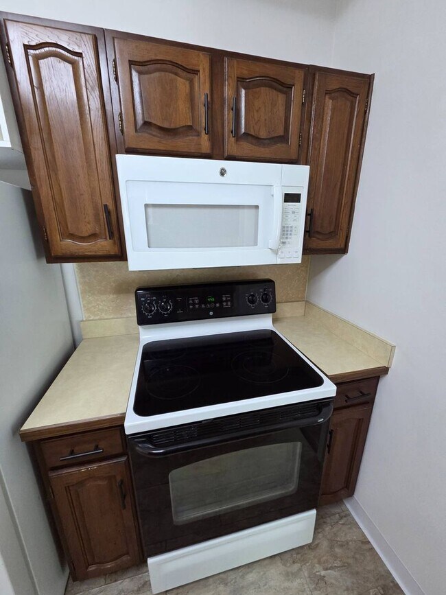 Building Photo - Charming 3-Bedroom Property in Prime Location