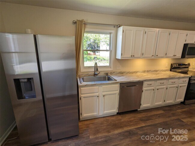 Building Photo - 25.5 Woodrow Ave