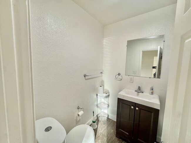 Building Photo - Front Unit 3 Bedroom, 1 Bathroom