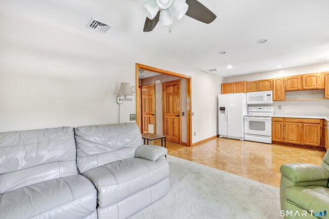 Building Photo - 5B Saxony Dr