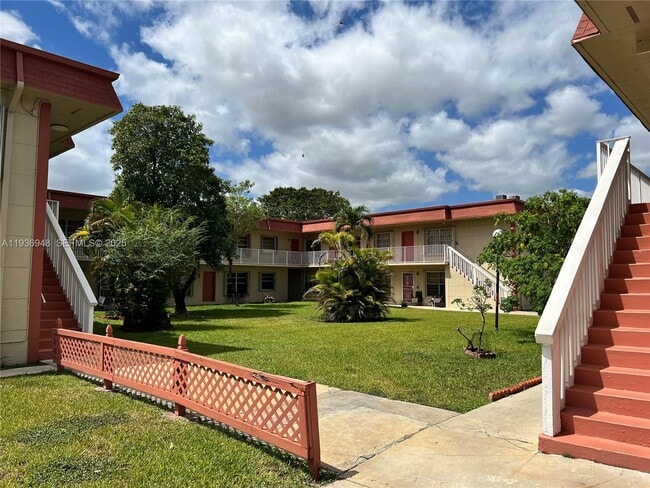 Building Photo - 12821 SW 43rd Dr