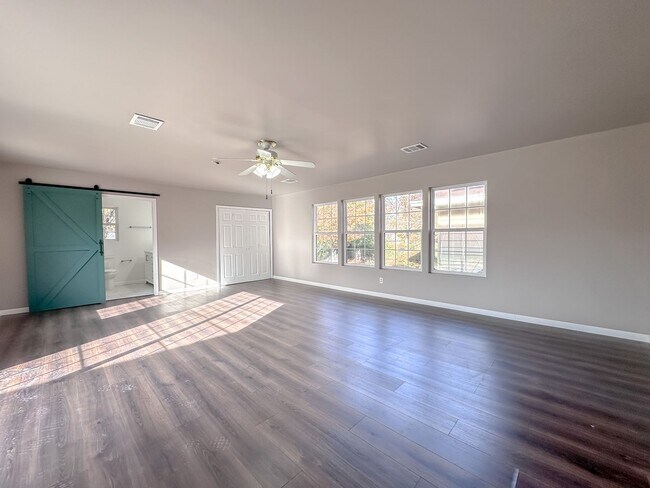 Building Photo - Midtown Tulsa: Stunning 4 bedroom 2 bathroom home