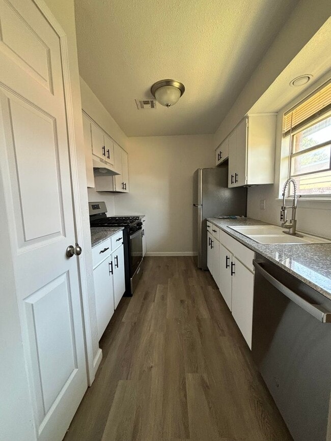 Building Photo - 6619 NW Denver Ave