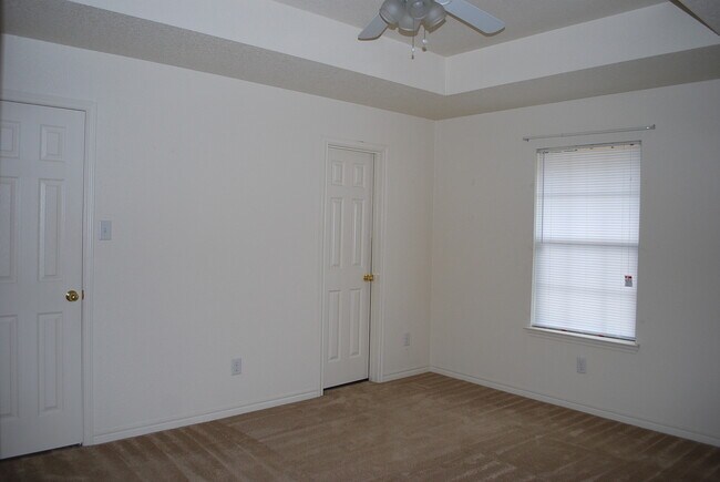 Building Photo - 910 Crymes Ln