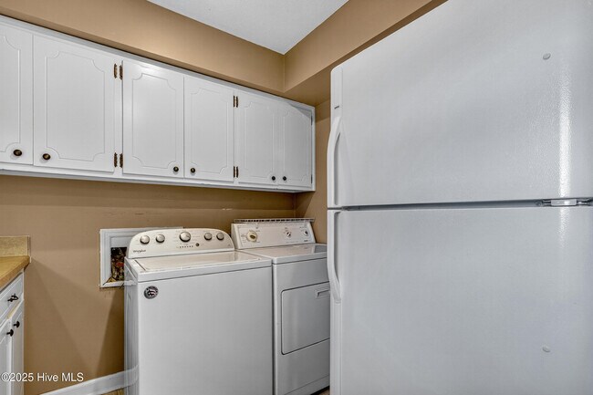 Building Photo - 259 Shoreline Dr